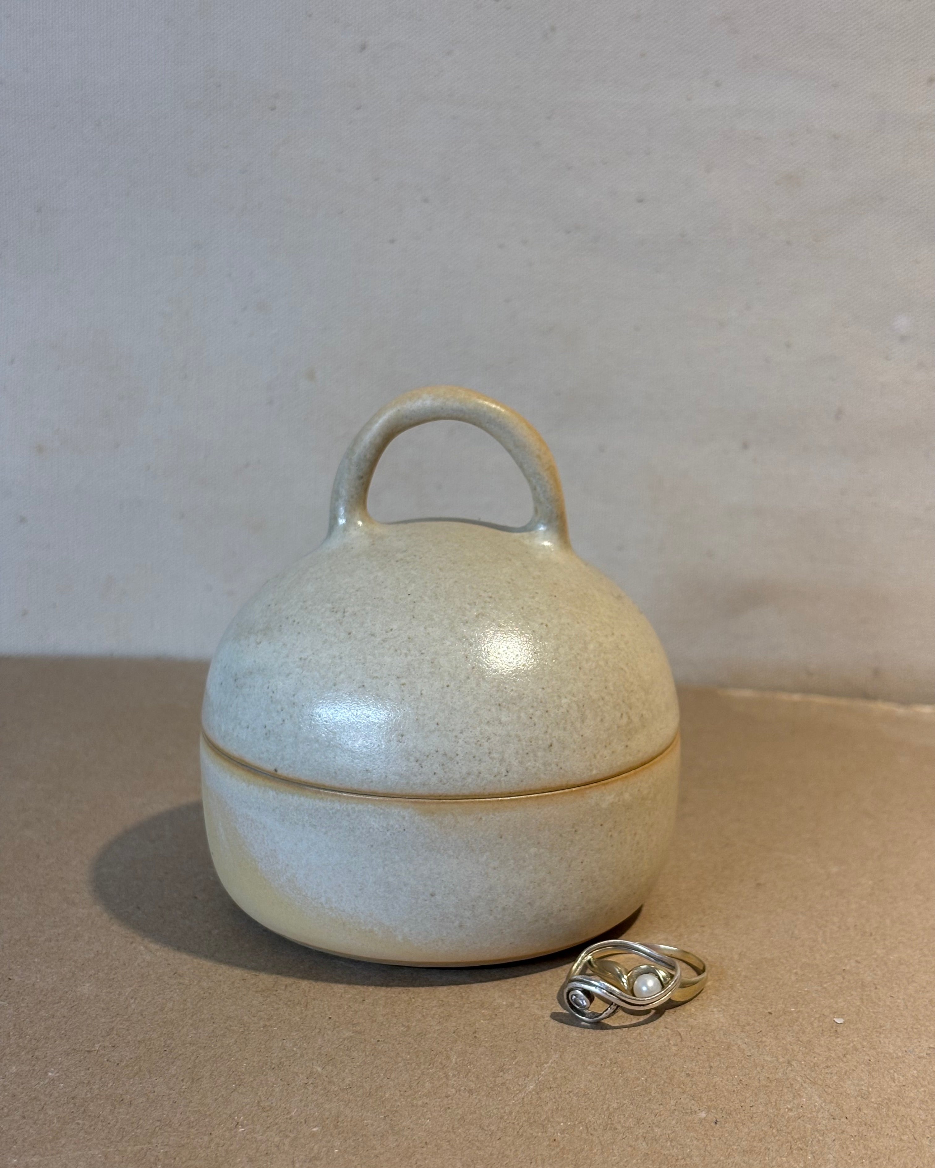 Lågkrukke m hank, beige