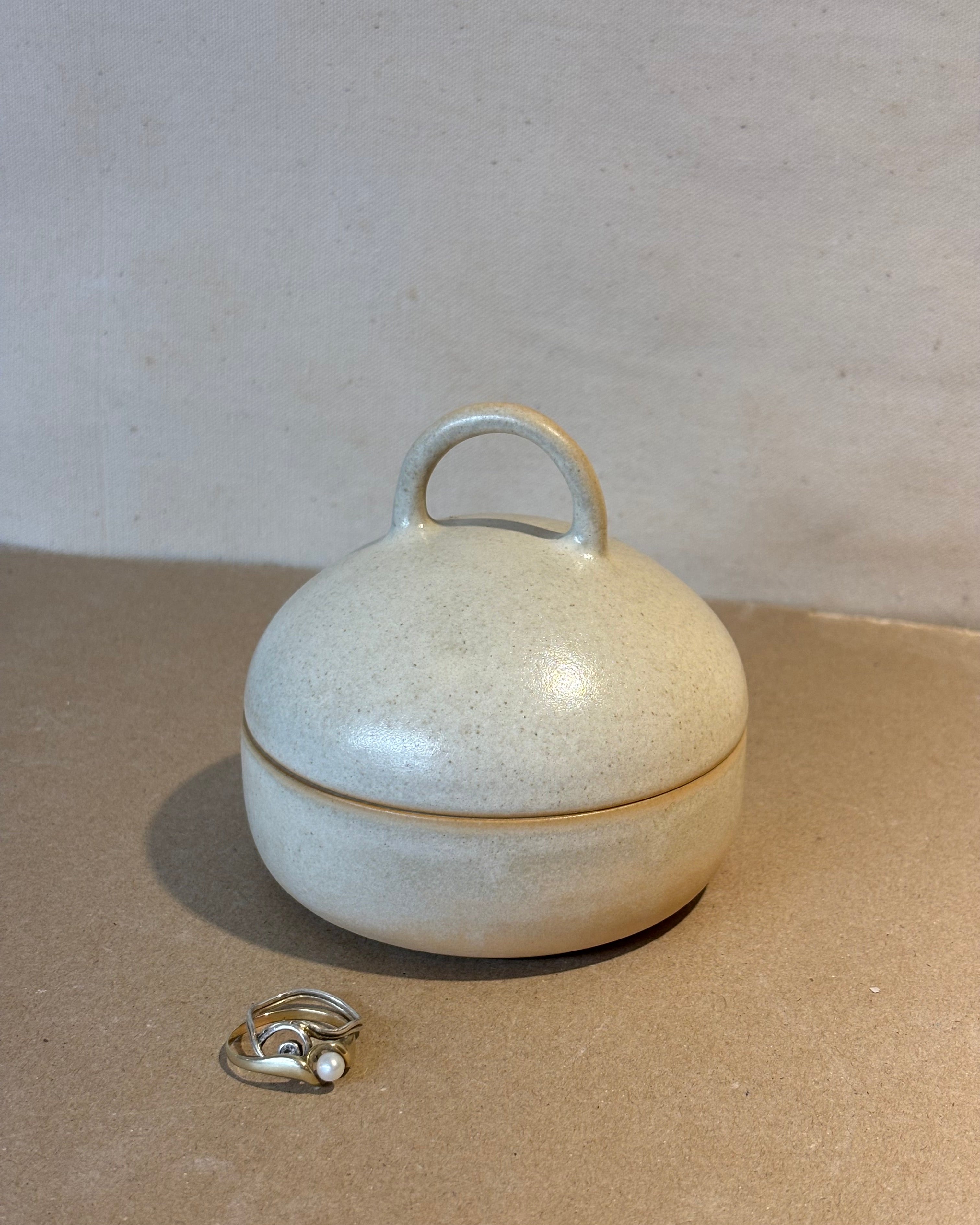 Lågkrukke m hank, beige